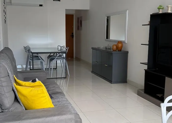 Lindo apartamento Guarujá Pitangueiras -3 Dormitórios 80 metros da praia